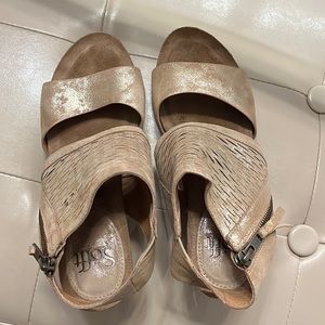 Soft brand Milan heeled sandal. Metallic Gold Size 7